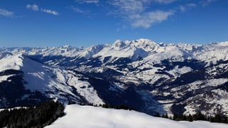 Vista da l'alp Dutga sin la Foppa. Da maun seniester il Piz Mundaun.