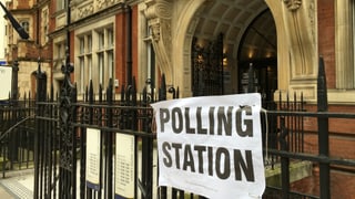 Il maletg mussa in grond placat cun si "Polling Station" avant il biro da votar