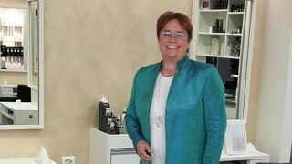 Magdalena Martullo-Blocher en in salun da coiffeur.