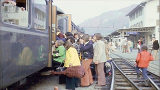 Giuvnas e giuvens van en il tren a Glion Giuvnas e giuvens van en il tren a Glion