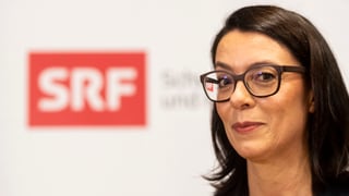 Purtret da Nathalie Wappler cun il segn dad SRF davostier. 