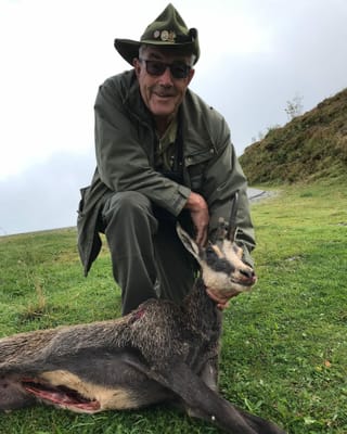 Armin Alig cun chaura-chamutsch sin in prà verd.