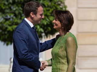 Emmanuel Macron e Doris Leuthard curt avant lur discurs.