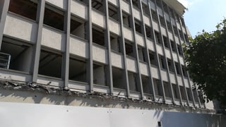 Il bajetg naven da la plazza da la staziun.