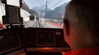 In locomotivist charrescha in tren tras il tunnel nov. 