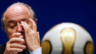 Joseph Blatter vi da smaccar cun ses maun l'egl.
