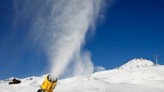 Chanun da naiv che spida naiv aut en l'ajer davant il tschiel blau.