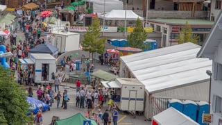 Il Städtlifest da Glion fotografà da surengiu - ins vesa blera glieud enturn ils stans. 