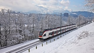 In tren da la SBB en ina cuntrada d'enviern.