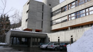 Vista sin l'entrada dal gimnasi da Mustér.