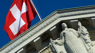 Bandiera svizra sgulatscha sur il bajetg dal tribunal a Losanna. 