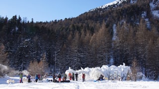 In pau sco ina grond iglu è il stupa da glatsch a Morteratsch.