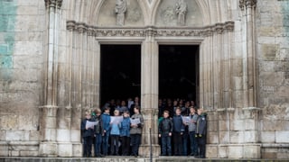 Ina furmaziun dals Regensburger Domspatzen durant in’emprova avant ina baselgia.