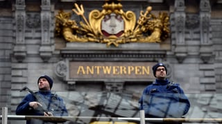 Policists tar la staziun principala d'Antwerpen. 