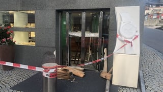 Porta da la bischutaria rutta e serrada giu da la polizia.