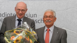 Il premi SRG.R 2014 per Iso Camartin, surdà dal president SRG.R, Oscar Knapp Il premi SRG.R 2014 per Iso Camartin, surdà dal president SRG.R, Oscar Knapp