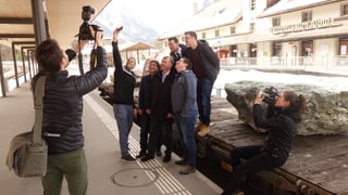 Sponsur, politichers,  turistichers e represchentants da viafier e da l'arena tectonica  davant ils trais craps a Bravuogn.