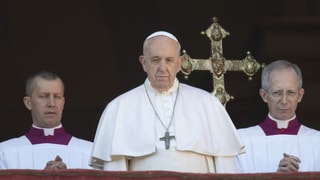 Papa Francestg sin il balcun da la catadrala. 