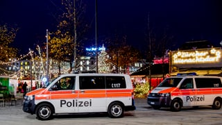Autos da polizia a la fiera da Nadal a Turitg. 
