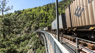 2,4% dapli rauba han las viafiers transportà l’emprim mez onn tras las Alps.