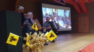 Tut è pront per la festa gronda, las bandieras e la musica. 
