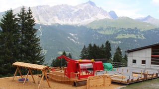 La nova plazza da giugar cun vista vers il Piz Mitgel.