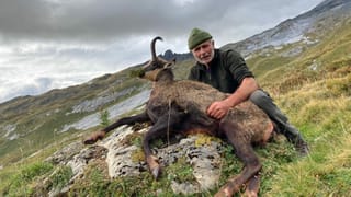 Toni Vinzens cun il buc chamutsch sajettà el Plaun Grond a Rueschein.