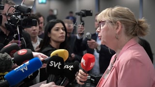 Ina dunna discurra avant glieud da las medias.