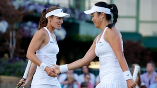 Purtret da Hingis e Chan che dattan il maun in a l'auter. 