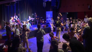 Uffants fan il «Bäselen», far musica cun monis scua.
