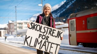 Greta Thunberg e ses placat a Tavau.