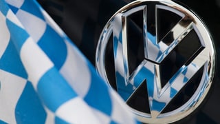 Bandiera da la Bavaria davant in logo da VW.