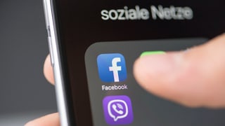 Telefonin che mussa l'app da Facebook.