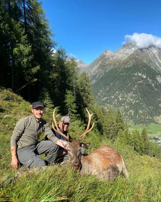 Sandro Fliri cun ses tschierv.