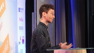 Luc Joel Cachelin il mander da gestiun da la Wissensfabrik Svizzra che ha referi sur dal tema Offline