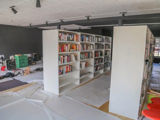 Anc en ils lavurers vidlonder en biblioteca, e dasperas vegn gia claviglia ils cudeschs.