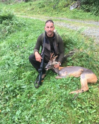 Purtret d'in chatschader cun in buc chavriel.