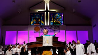 Per rimnar vuschs tar gruppas evangelicalas va Hillary clinton en baselgias.