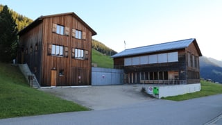 La chasa communala da Camuns sa cumpona da 2 bajetgs colliads cun ina garascha.