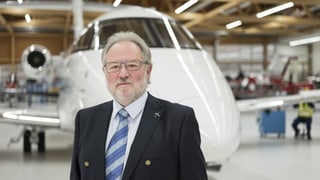 purtret dad Oscar Schwenk en ina halla cun aviuns. 