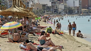Persunas che statta a sulegl sper la mar.