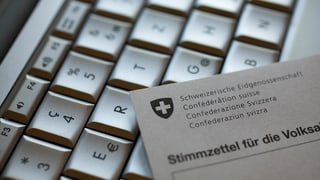 Ina tastatura ed in cedel da vuschar che simboliseschan e-voting.