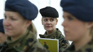Trais dunns en servetsch militar.