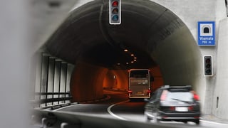 In auto charrescha en il tunnel dal Viamala