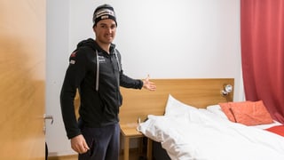 Jonas Baumann mussa ina da las chombras en il center da sport Vierumäki.