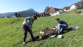 Duas dunnas dal Plantahof dumbran ils coss sin la pastgira da Pazen en vischnanca da Donat.