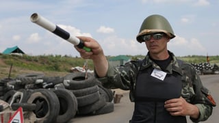 In separatist pro-russ vi da far controllas dad autos datiers da la citad da Lugansk. 