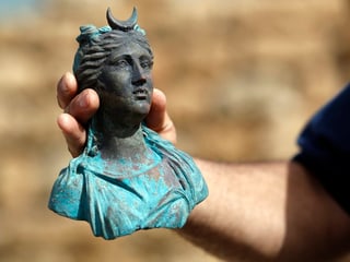 Ina statua da bronza da la dieua da la glina Luna.