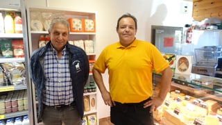 Luzi Steier il president da la cooperativa dals pusr, e Gion Plaz il manader da la butia da chaschiel da Savognin.