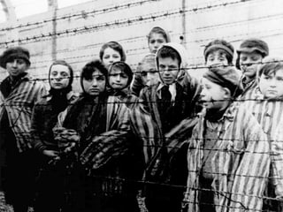 Uffants en il camp da concentraziun Auschwitz.